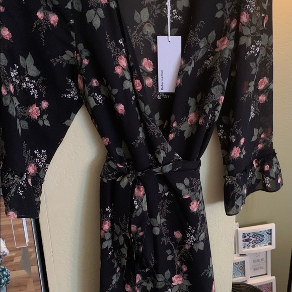 BNWT! Never worn Reformation Floral Wrap Dress - Picture 3 of 5